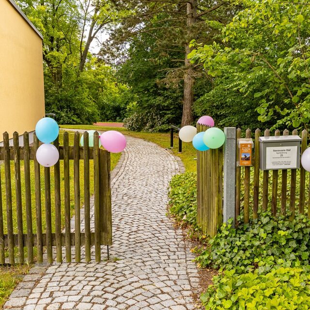 Luftballons markieren den Eingang zur Sternwarte.