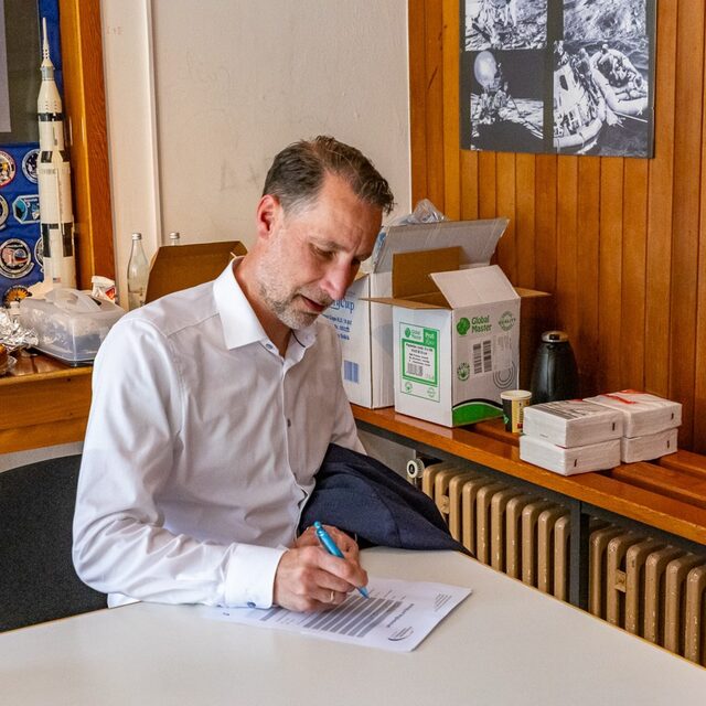 Bürgermeister Schmalfuß füllt das Antragsformular für den Förderverein aus!