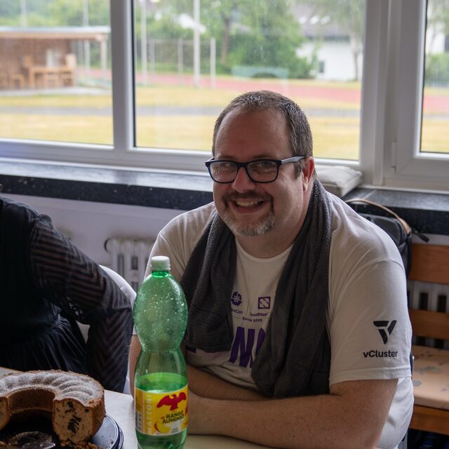 Vorsitzender des Förderverein bei der Begutachtung des restlichen Kuchens.
