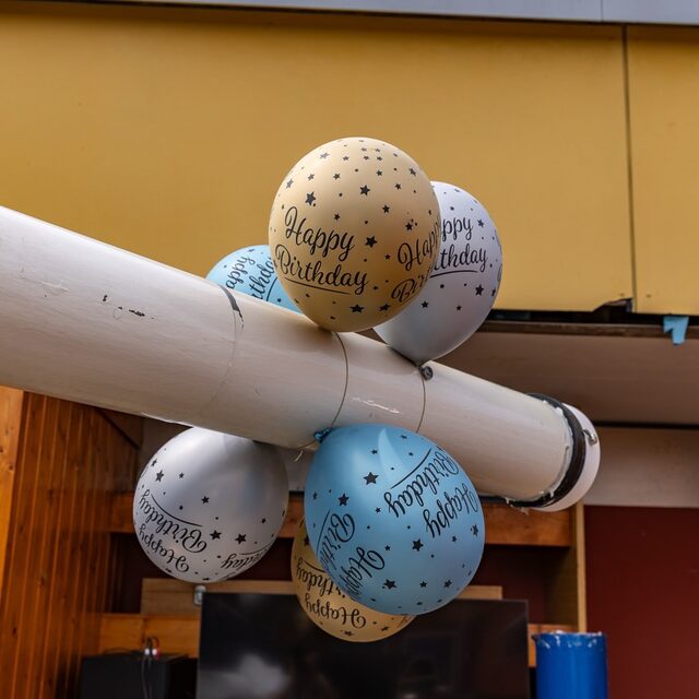 Ballons schmücken das lange Teleskoprohr auf der Beobachtungsplattform.