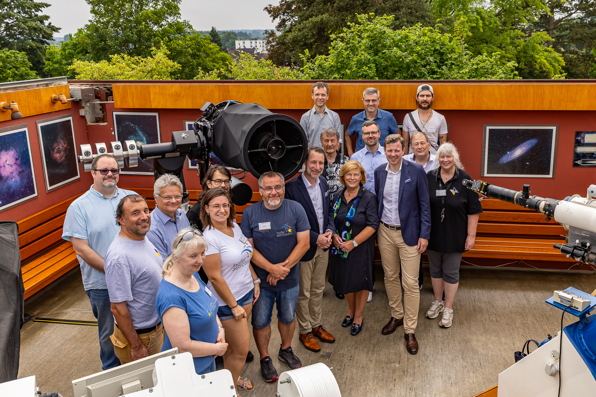 Ehrengäste und Mitglieder des Astroteams bei der 55-Jahr-Feier der Sternwarte Hof auf der Beobachtungsbühne